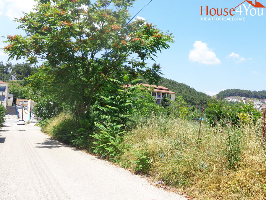 Πωλείται γωνιακό οικόπεδο 404τμ. στον λόφο Βελισσαρίου απέναντι απο την εφορία με ΣΔ. 0.6 και 21μ. πρόσωπο . 