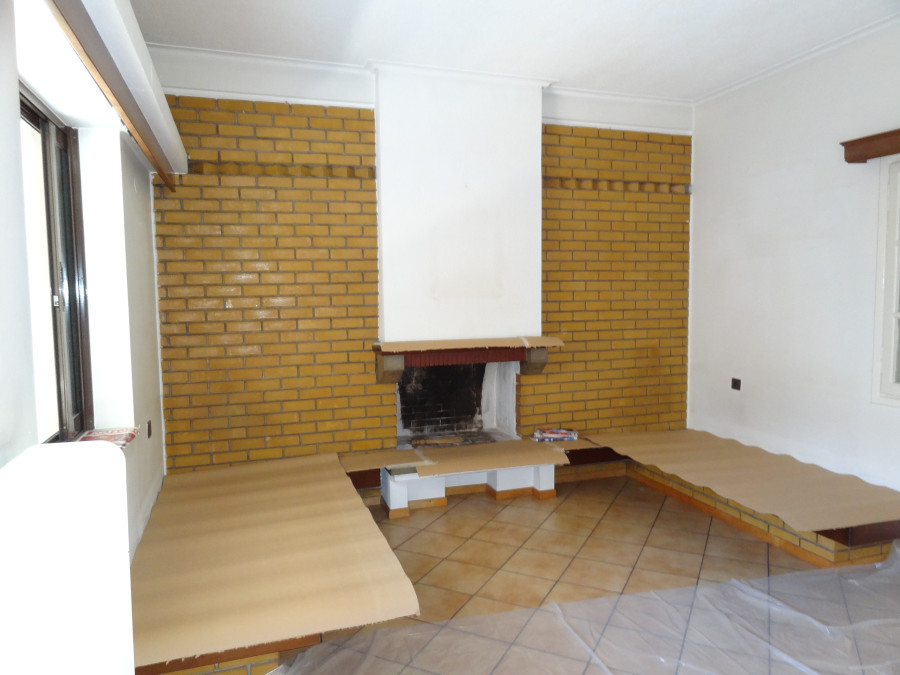 Ενοικιάζεται μερικώς ανακαινισμένο 4αρι οροφοδιαμέρισμα 130 τ.μ. 1ου ορόφου στα Ιωάννινα στους Αμπελοκήπους