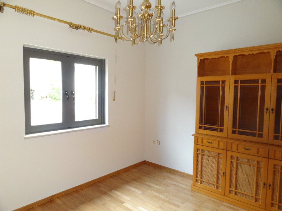 Ενοικιάζεται 3αρι μερικώς ανακαινισμένο διαμέρισμα 80 τ.μ. 1ου ορόφου στο κέντρο των Ιωαννίνων κοντά στο πνευματικό κέντρο