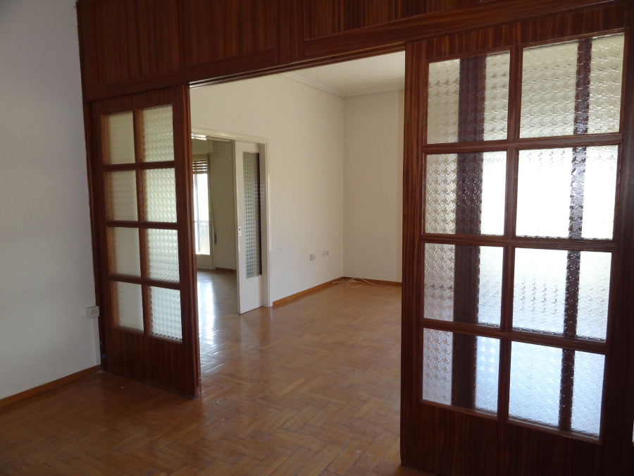 Ενοικιάζεται επαγγελματικός χώρος γραφείο 100 τ.μ. 2ου ορόφου επί της Λεωφόρου Δωδώνης κοντά στην Ακαδημία στα Ιωάννινα