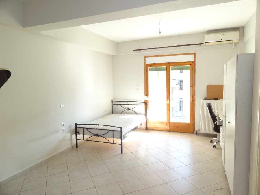 For rent studio of 32 sq.m. 2nd floor in a central point of Ioannina near Pargis square
