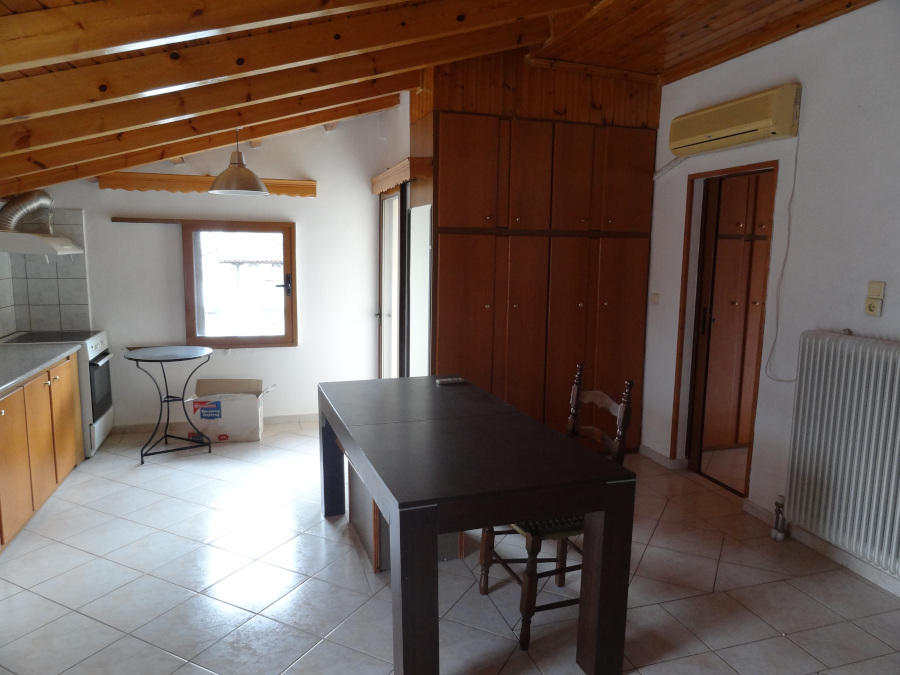 Ενοικιάζεται 2αρι διαμπερές διαμέρισμα 56 τ.μ. 3ου ορόφου στα Ζευγάρια στα Ιωάννινα πλησίον της πλατείας Ομήρου.