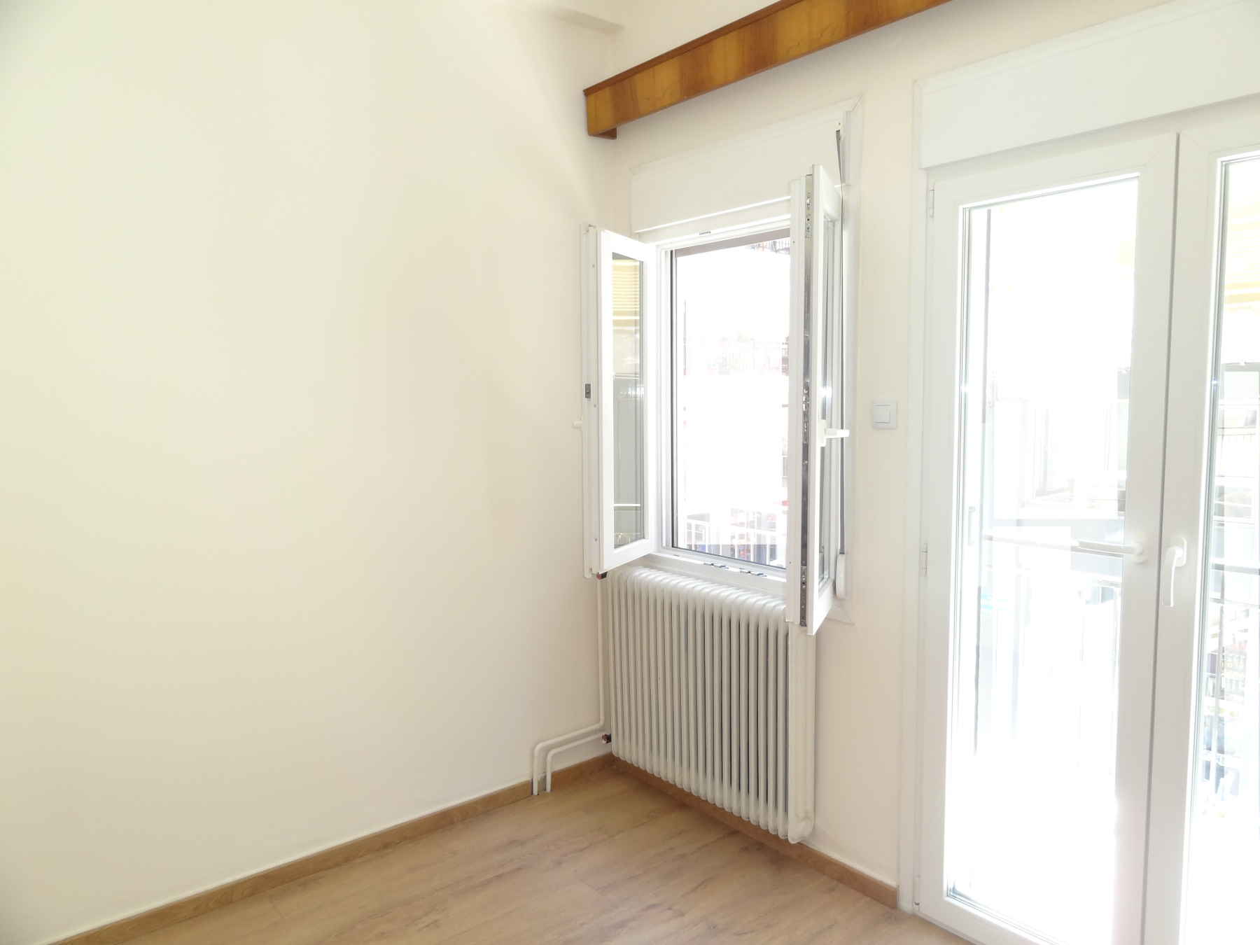 Ενοικιάζεται γωνιακό 3αρι διαμέρισμα 60 τ.μ. 1ου ορόφου στην πλατεία Ομήρου στα Ιωάννινα