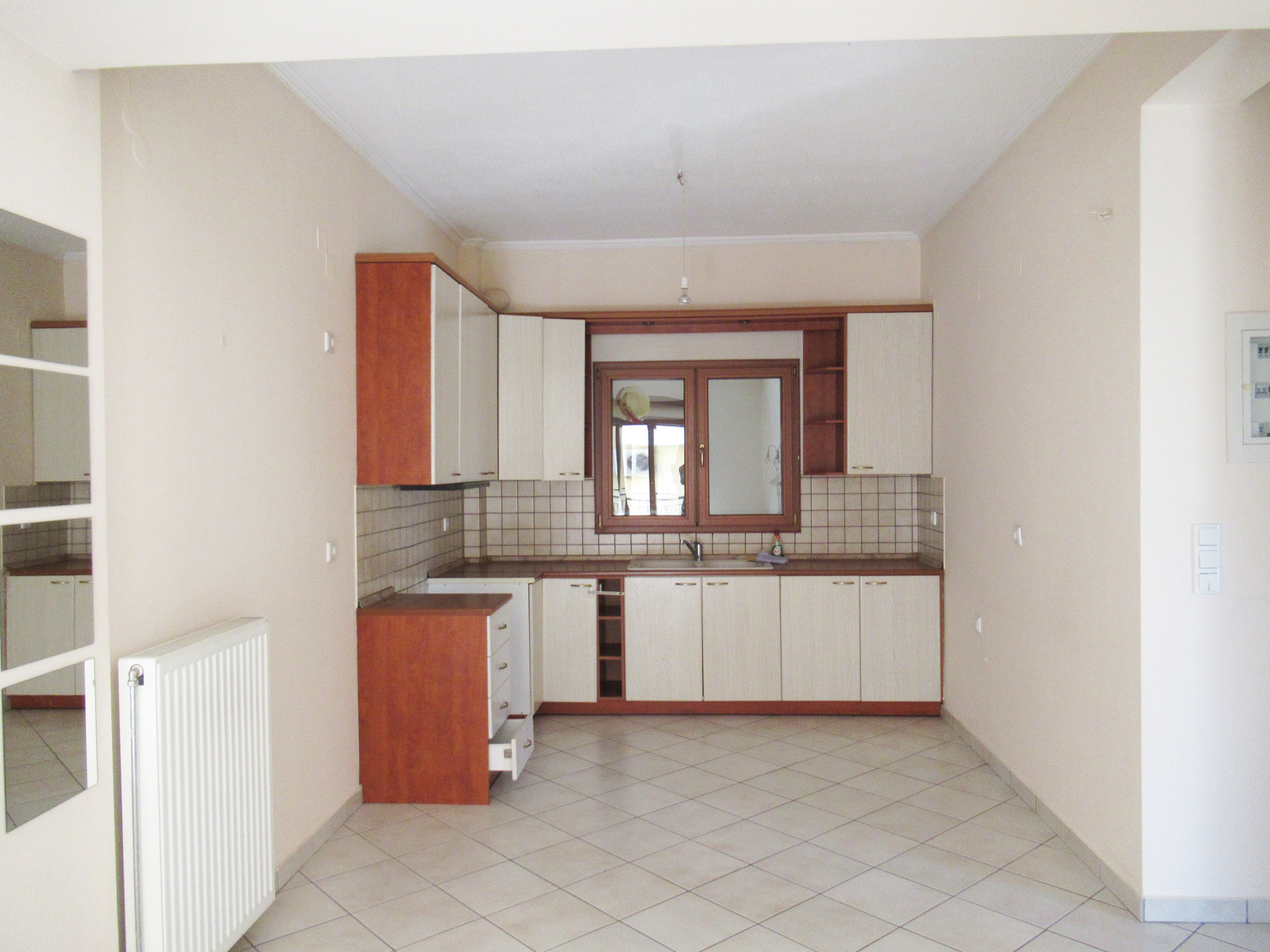 Ενοικιάζεται διαμπερές τριάρι διαμέρισμα 75 τ.μ. 1ου ορόφου σε ήσυχη γειτονιά στην Ανατολή Ιωαννίνων