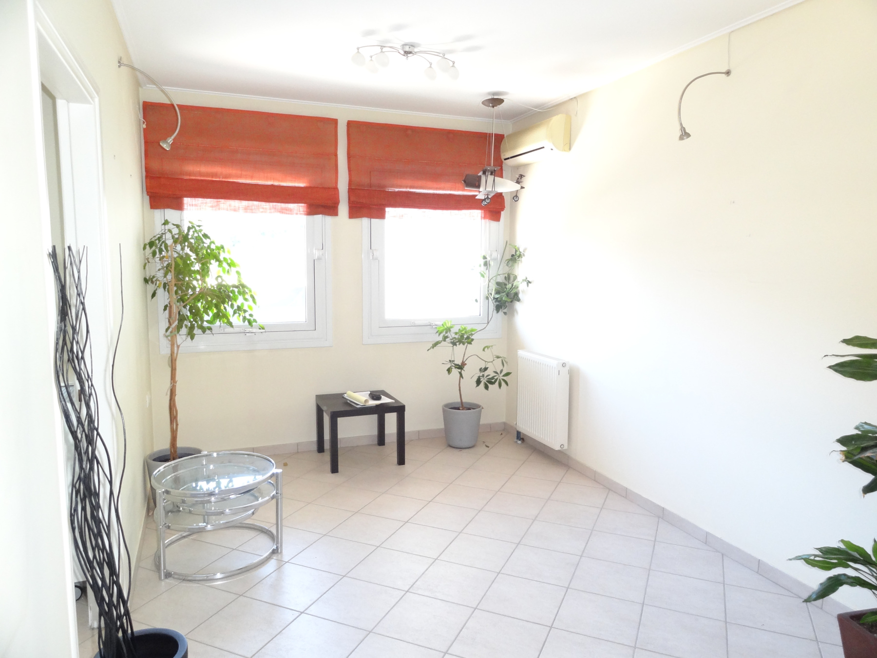 Ενοικιάζεται επαγγελματικός χώρος, γραφείο, 55 τ.μ. 1ου ορόφου στο κέντρο των Ιωαννίνων κοντά στο κτίριο της Περιφέρειας