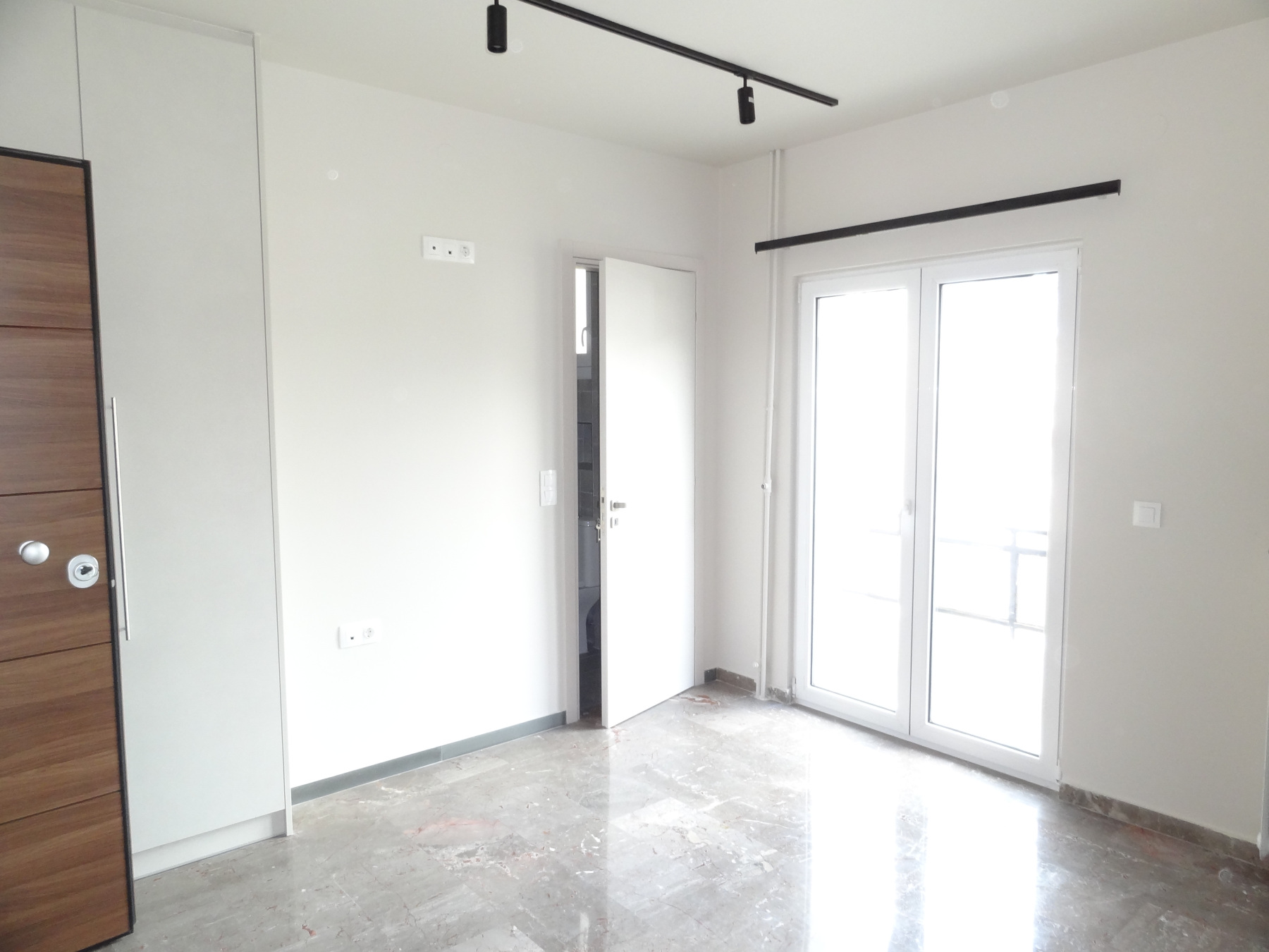 Ενοικιάζεται πλήρως ανακαινισμένη δίχωρη γκαρσονιέρα 45 τ.μ. στην πλατεία Πάργης στο κέντρο των Ιωαννίνων