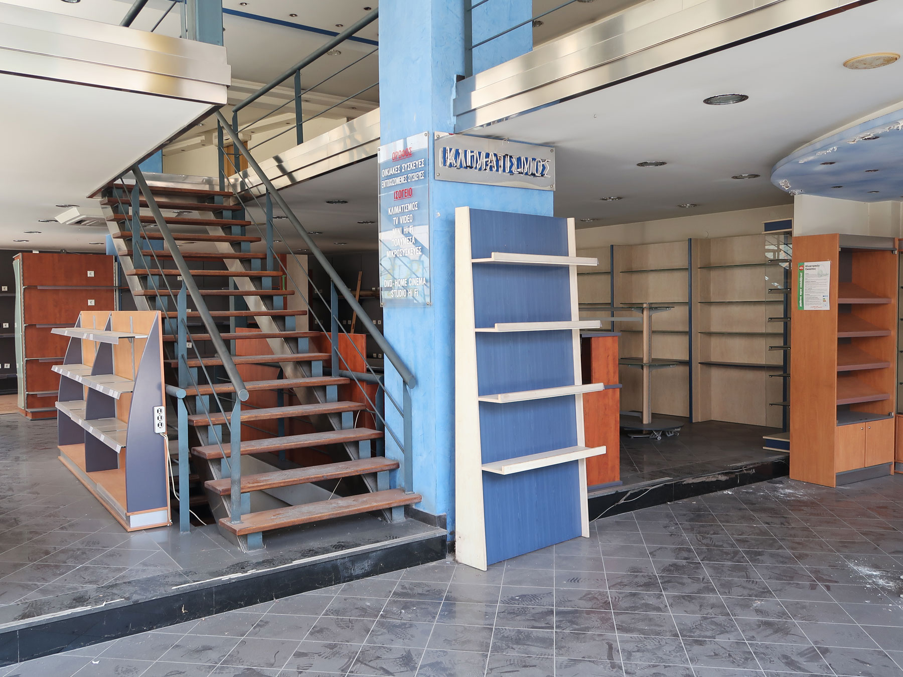 Ενοικιάζεται επαγγελματικός χώρος κατάστημα μεγάλης προβολής συνολικών 341 τμ. στο Κέντρο των Ιωαννίνων