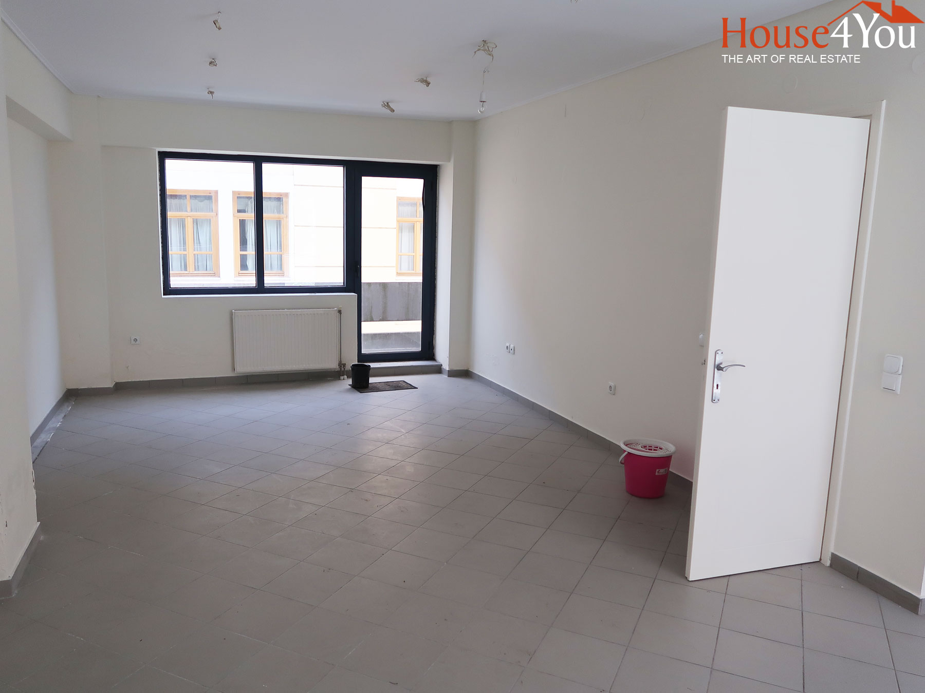 Ενοικιάζεται διαμπερές γραφείο 47 τμ. του 2002 2ου ορόφου στο κέντρο των Ιωαννίνων