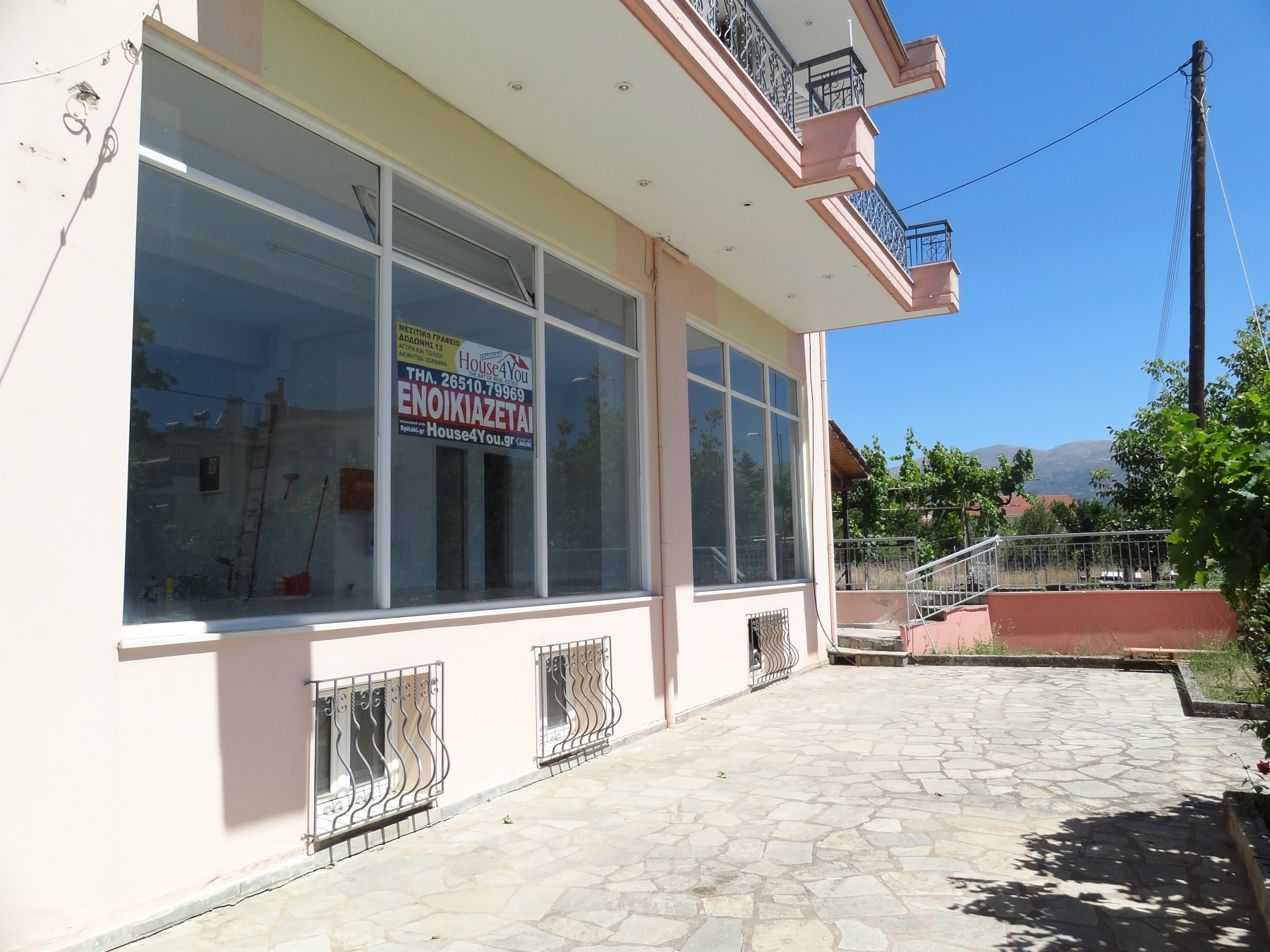 Ενοικιάζεται ισόγειος επαγγελματικός χώρος 124 τ.μ. επί της Ασημακοπούλου στο Κάτω Νεοχωρόπουλο στα Ιωάννινα