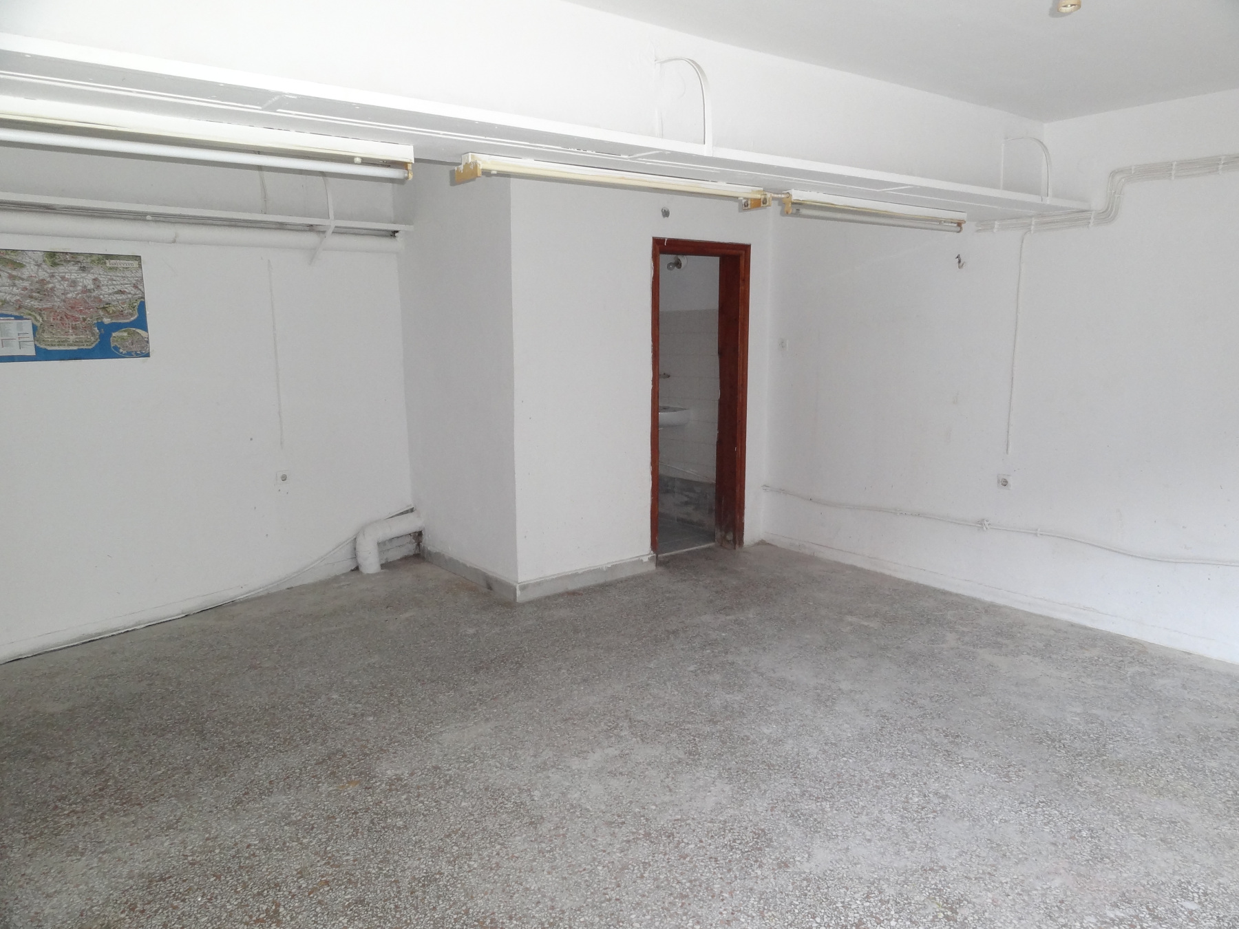 For rent ground floor commercial space of 32 sq.m. in the center of Ioannina near the old KTEL