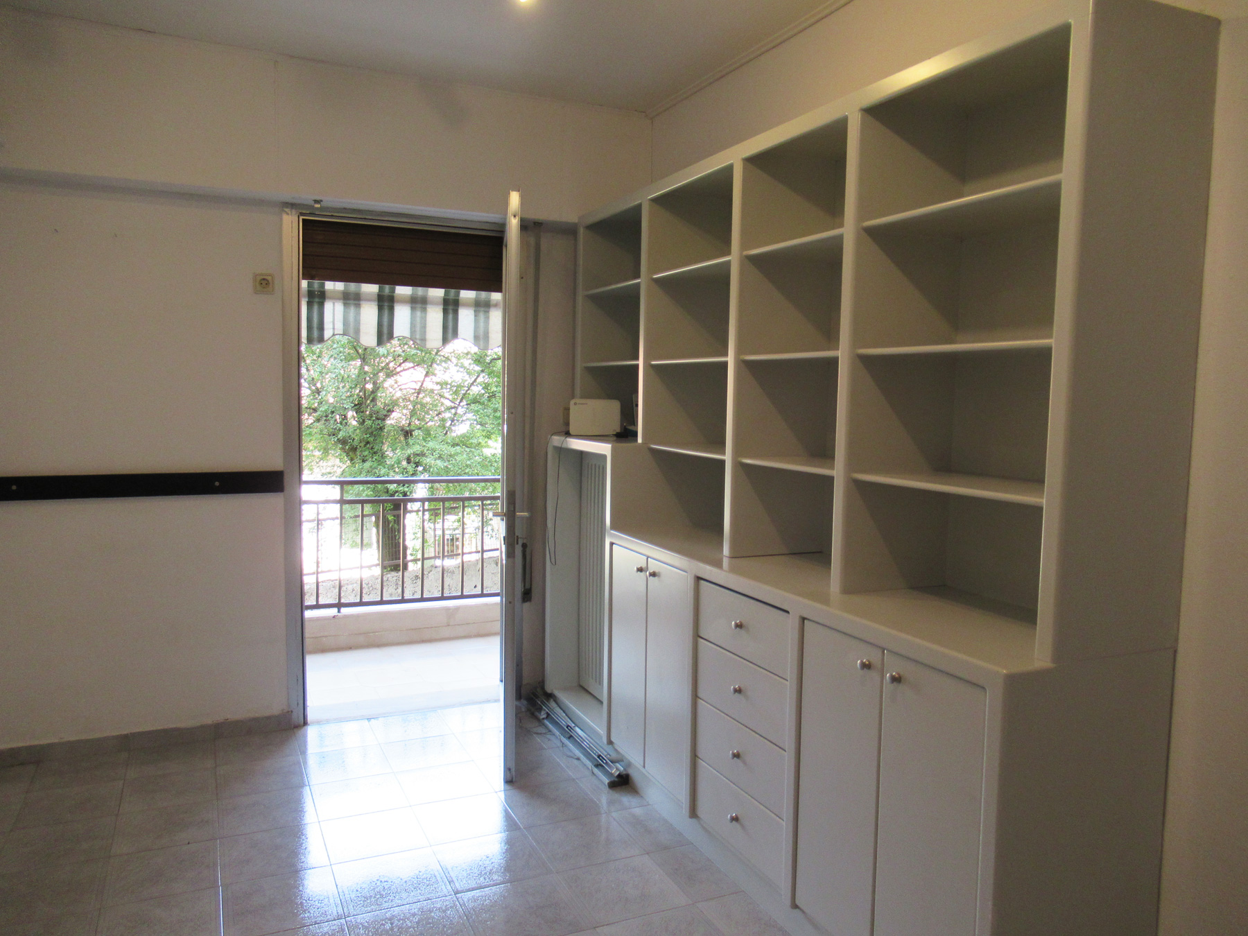 Ενοικιάζεται 2άρι διαμέρισμα 50 τ.μ. 1ου ορόφου σε πολύ κεντρικό σημείο της πόλης των Ιωαννίνων.