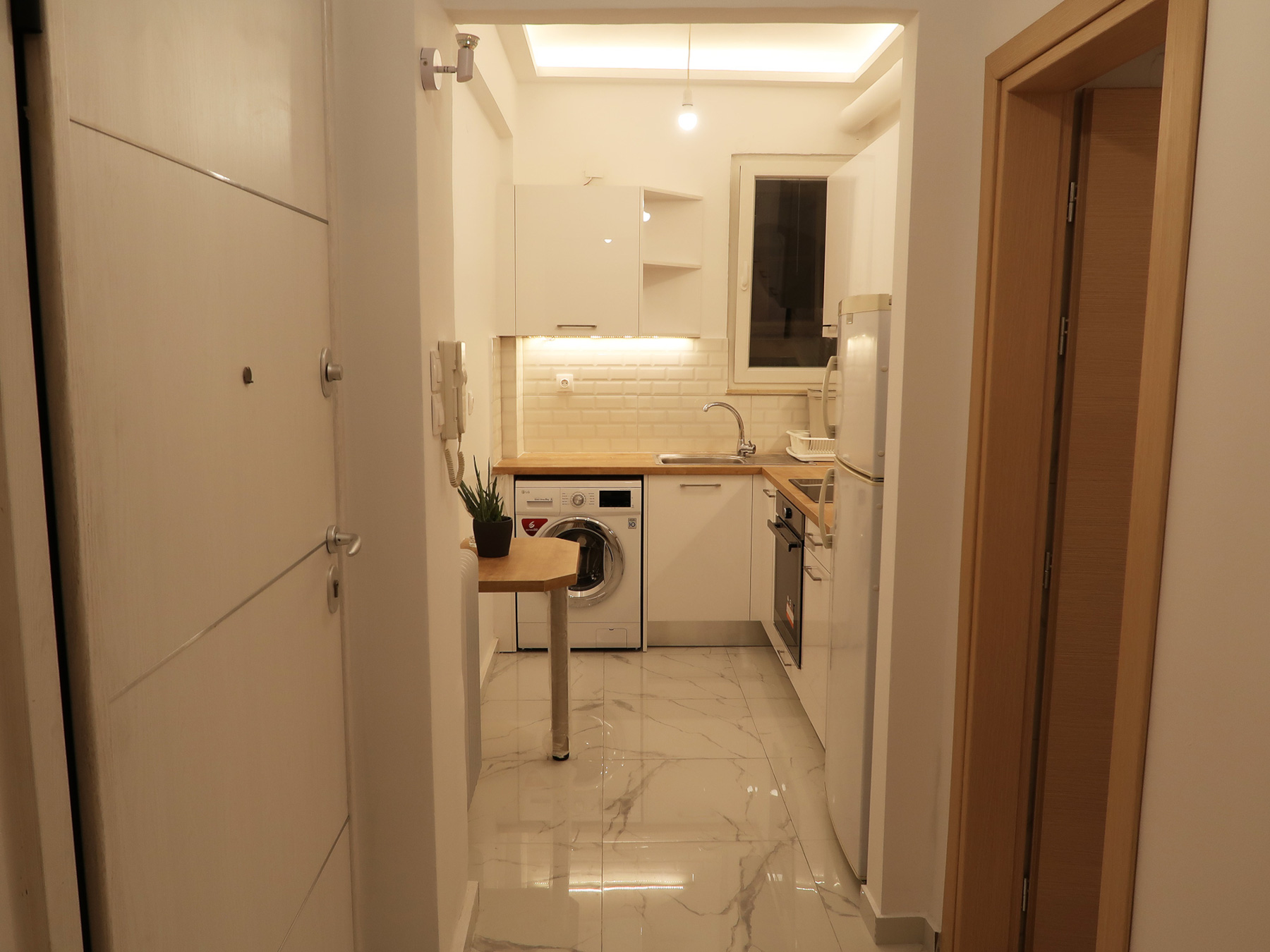 For rent fully renovated and furnished two-rooms studio of 29 sq.m. 2nd floor at 11 Smyrnis Street in the center of Ioannina in Pargis square