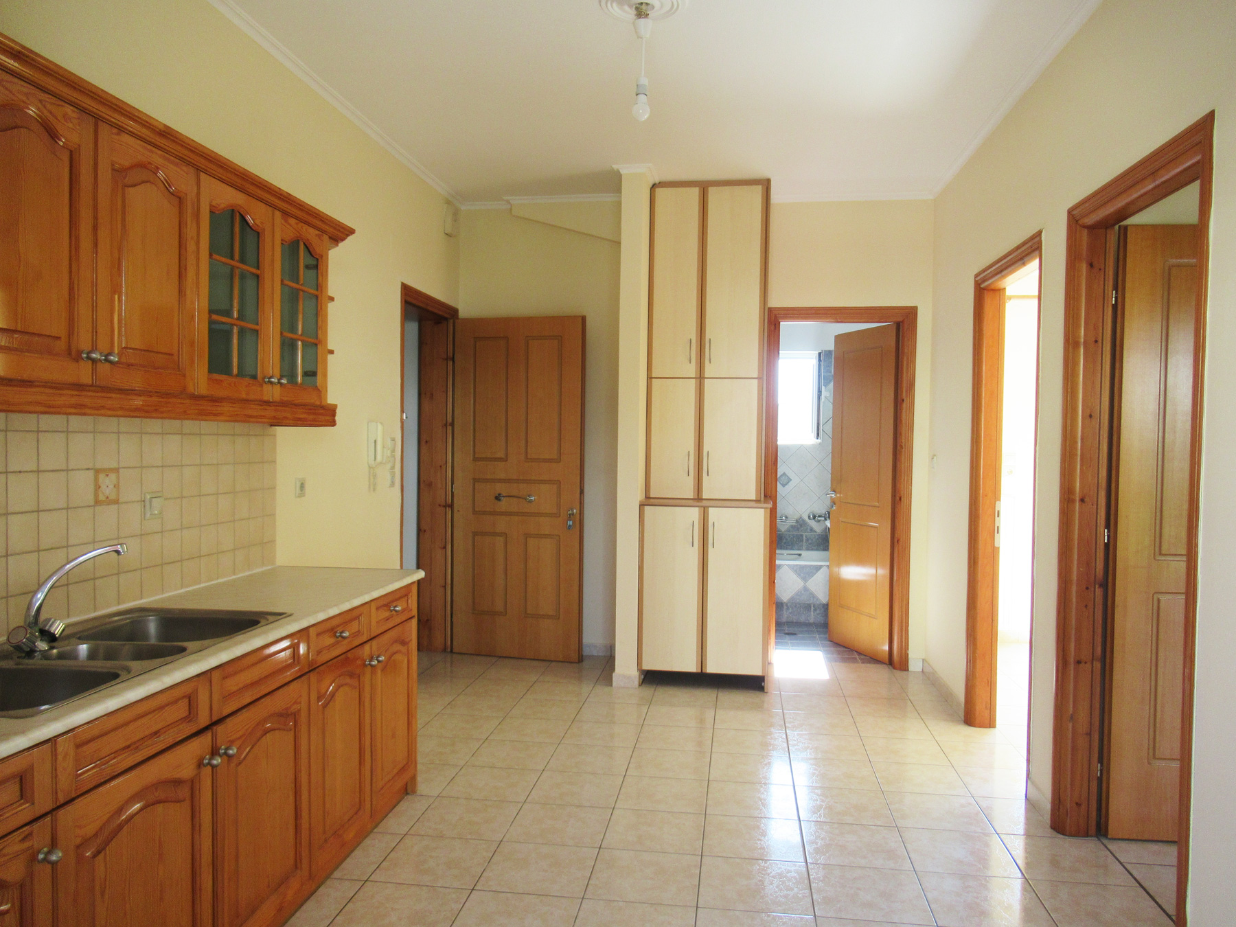 For rent small 3 bedroom apartment of 60 sq.m. on the 1st floor near the center of Ioannina.