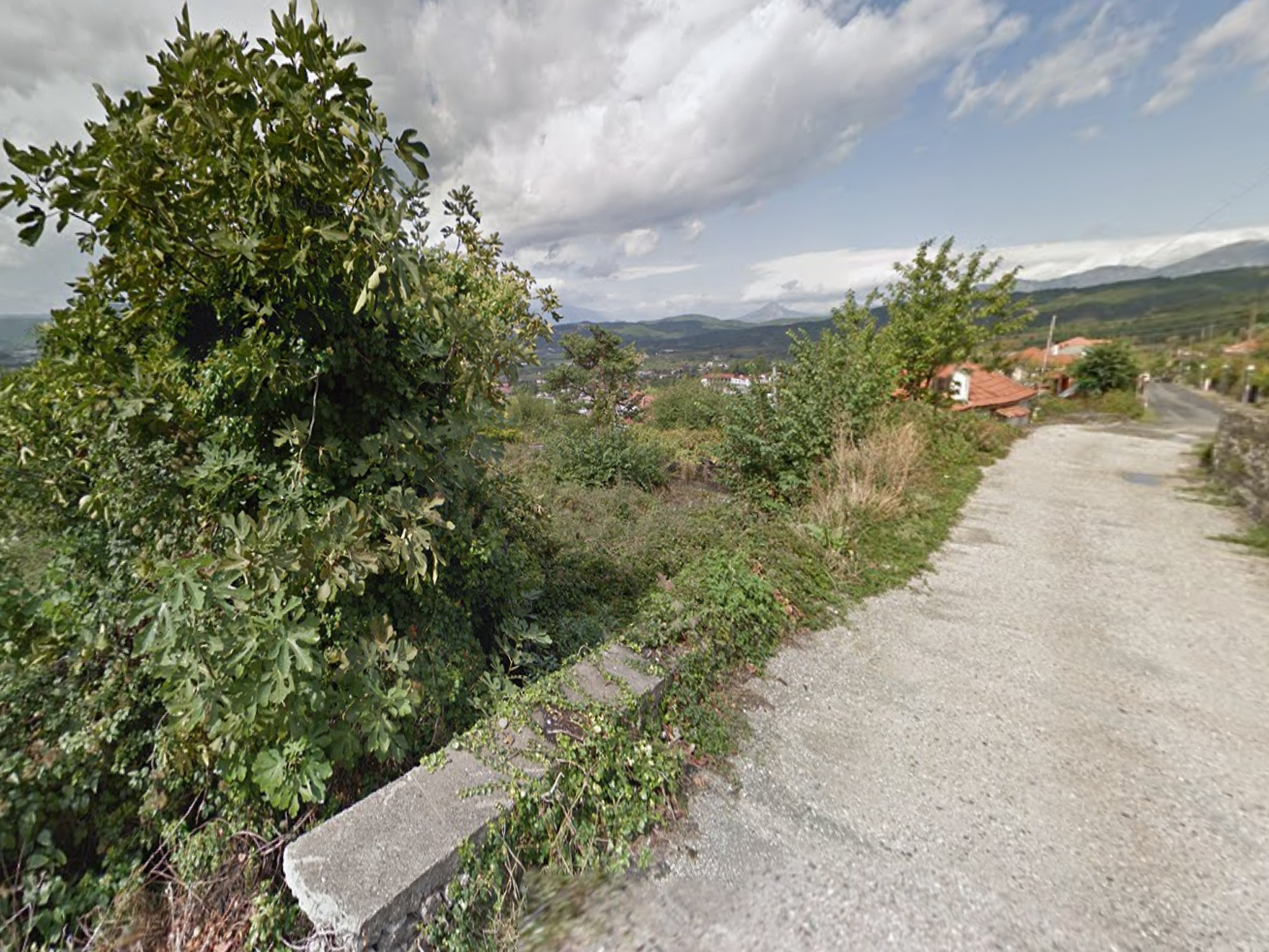 Corner plot of 954 sq.m. for sale with S.D. 0.8 in the center of Konitsa, Ioannina