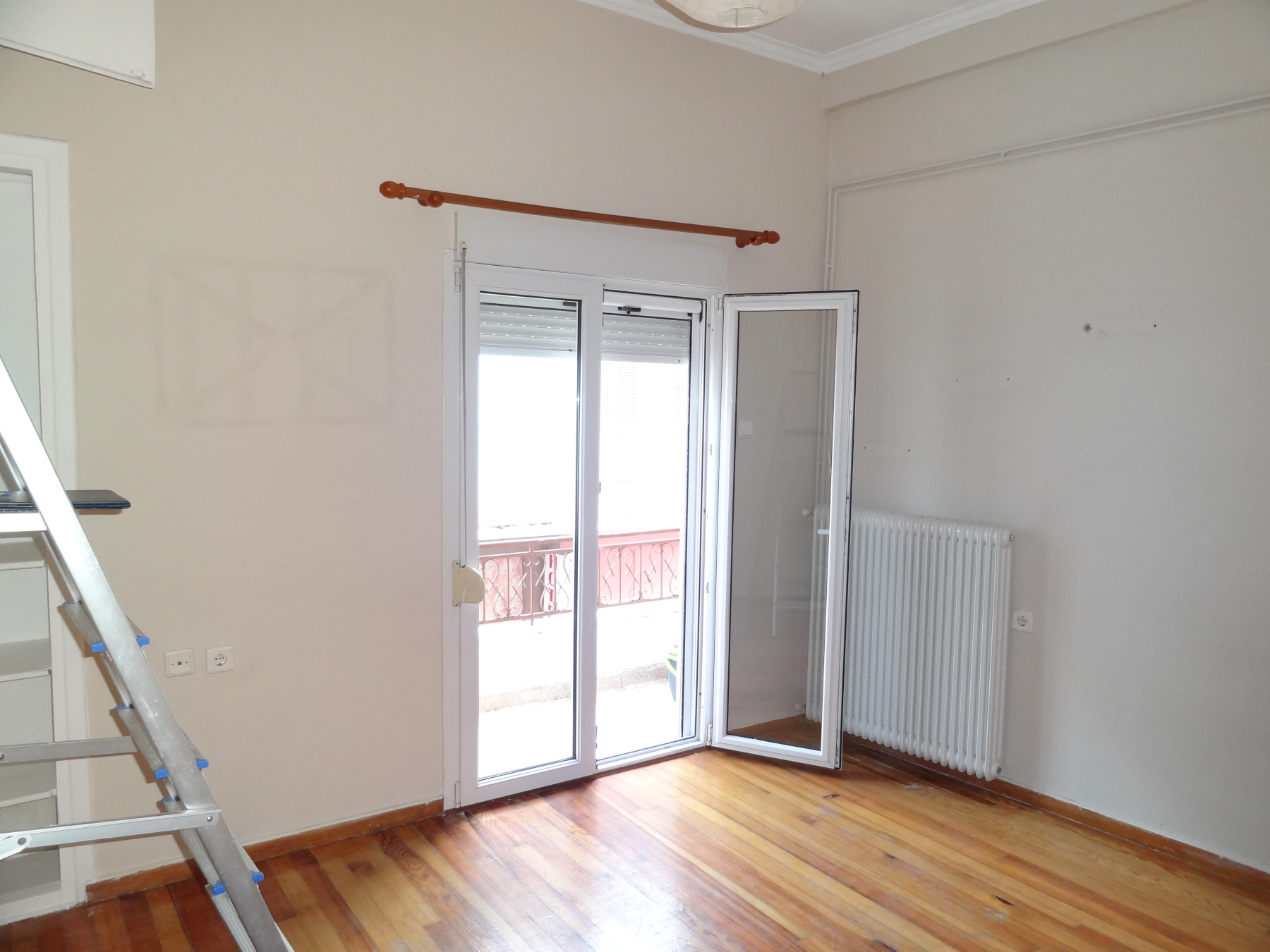 For rent two-rooms studio, 32 sq.m. 1st floor in the area of Molos in Ioannina near Averof