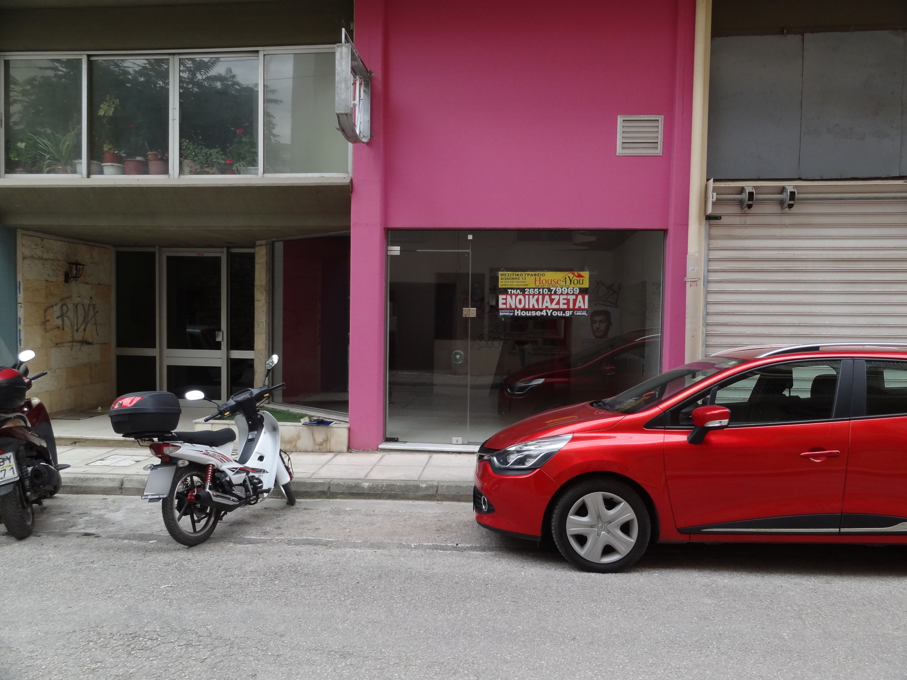 For rent ground floor business space of 70 sq.m. on Athanasiou Tsakalof in the area of Alsos in Ioannina
