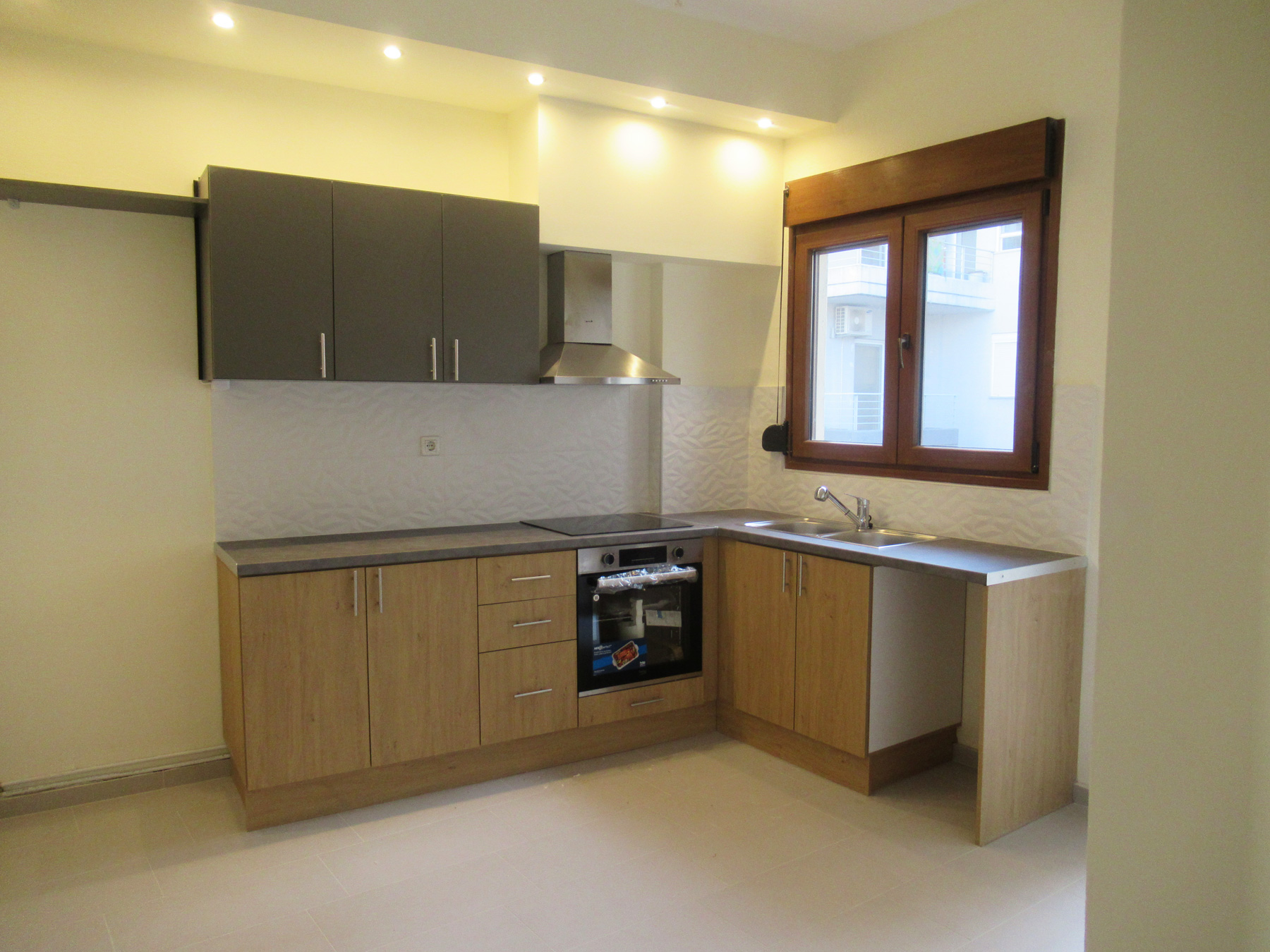 For rent, fully renovated 2 bedroom apartment of 77 sq.m. on the 3rd floor of an apartment building in the center of Ioannina.