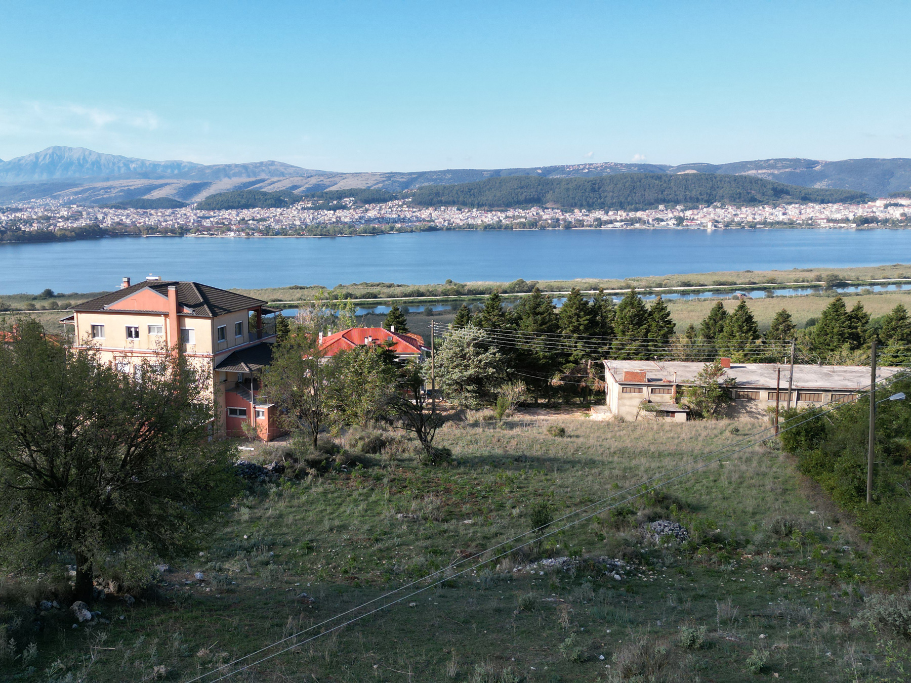 Plot of 2500 sq.m. for sale. with S.D. 0.8 in the Amphithea of Ioannina with a very beautiful view of Ioannina