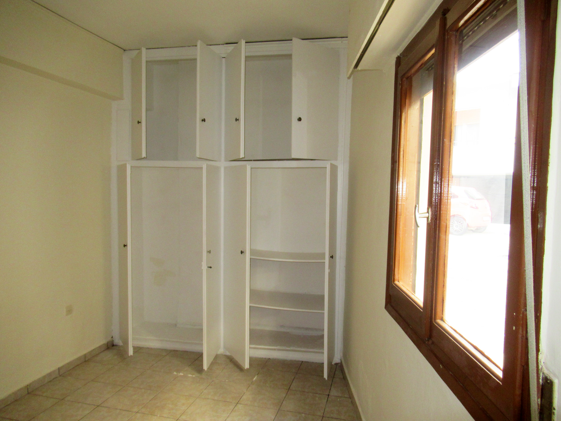 For rent, a comfortable 1 bedroom apartment of 45 sq.m. on the ground floor at the center in Ioannina.