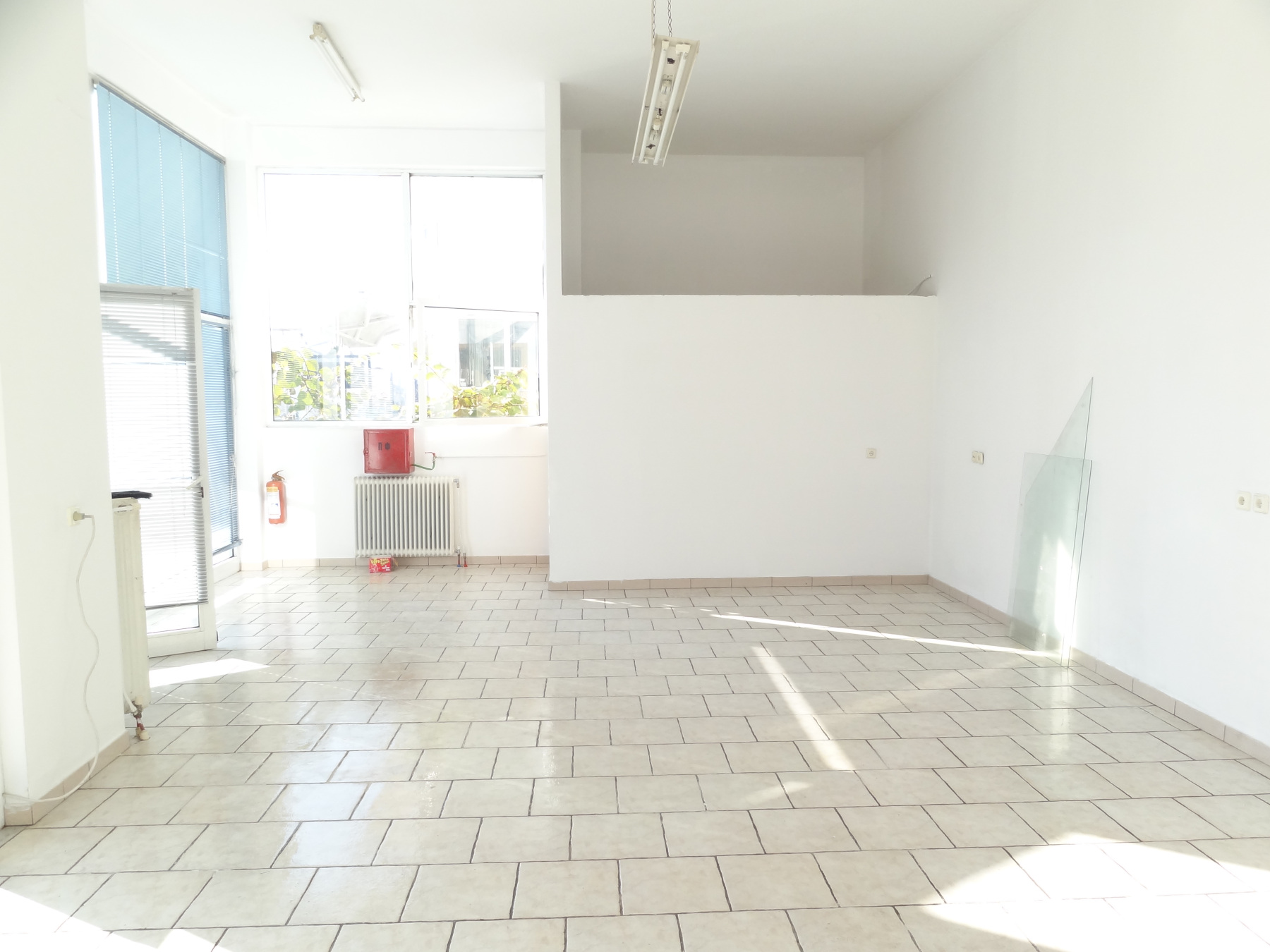 Commercial space for rent, 60 sq.m. in a central location in Kardamitsia of Ioannina with a parking space.