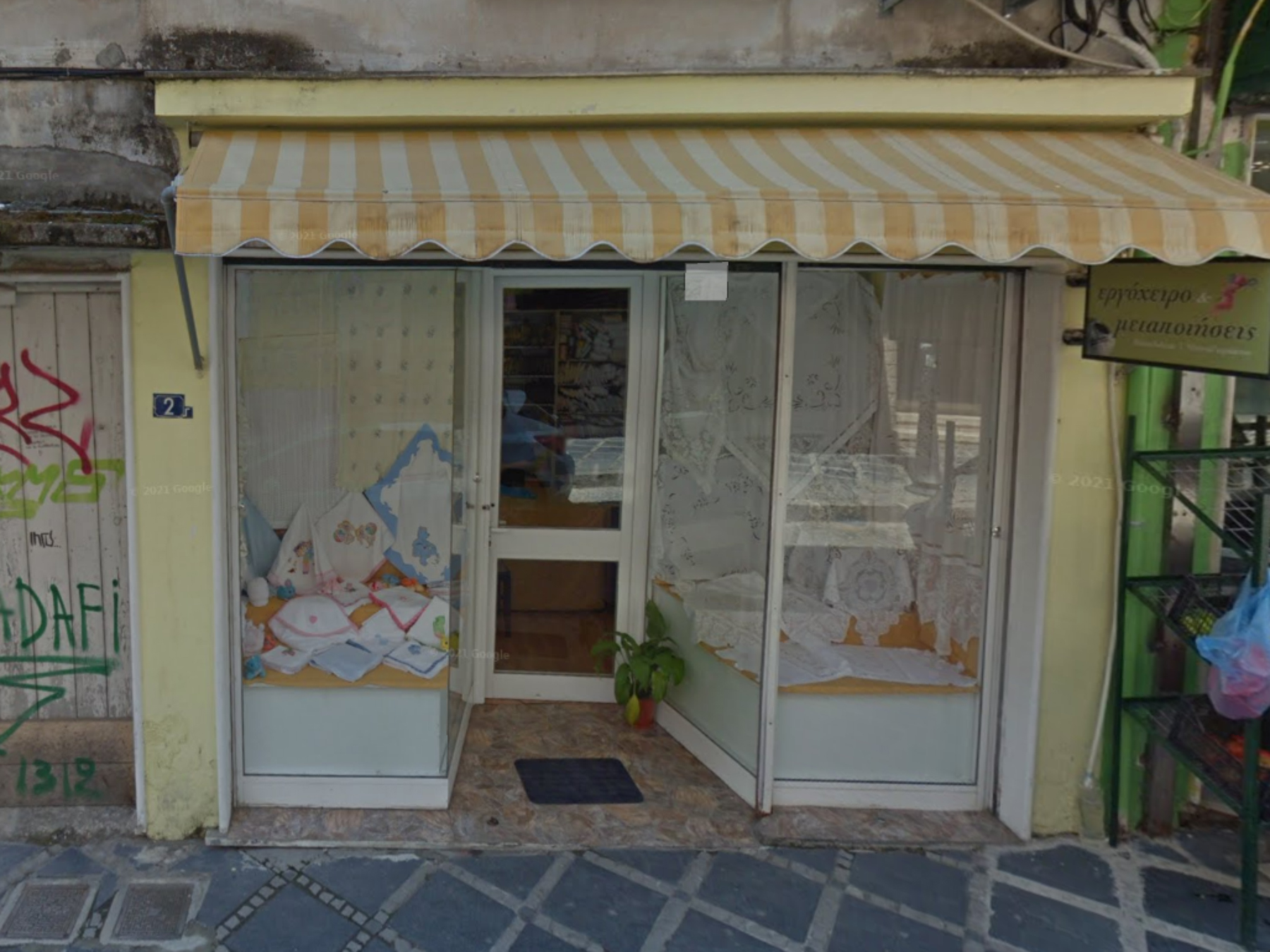 For sale ground floor commercial space 17 sq.m. in the center of Ioannina at the corner of Tsirigoti and Dagli streets
