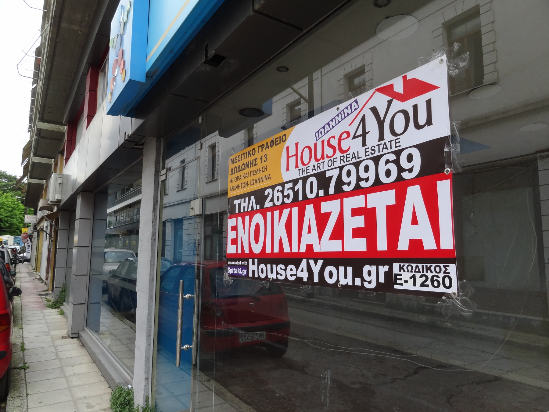 Corner commercial space for rent with a total area of 130 sq.m. in Ioannina on Independence 151 and G. Karaiskakis