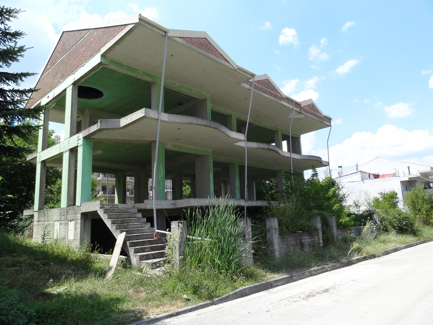 Unfinished residential complex for sale consisting of 3 maisonettes with a total area of 261 sq.m. in the Nea Zoi area of Ioannina on Achilleos Street