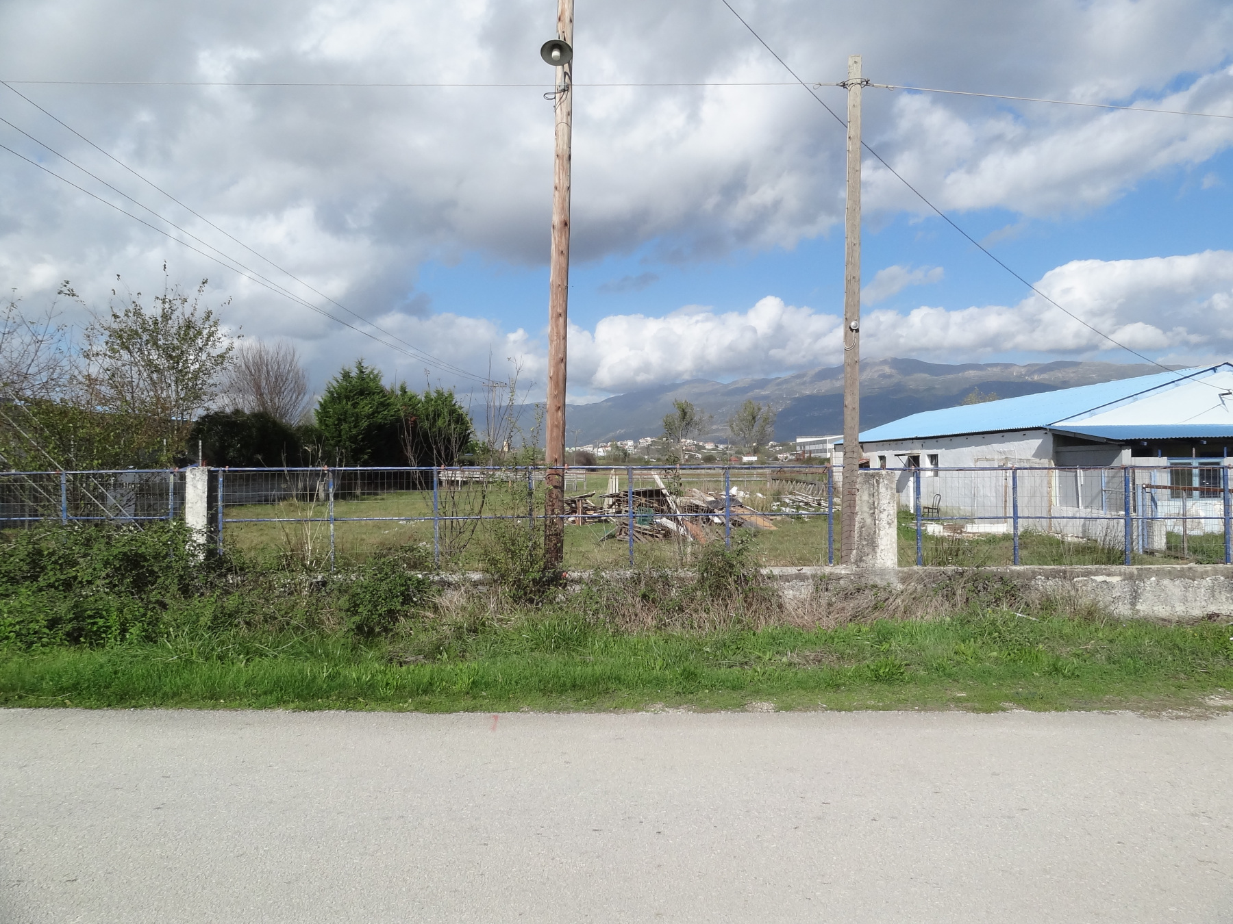 A plot of land of 9,857 sq.m. for sale with a warehouse near the Ioannina - Athens highway at the height of the customs office