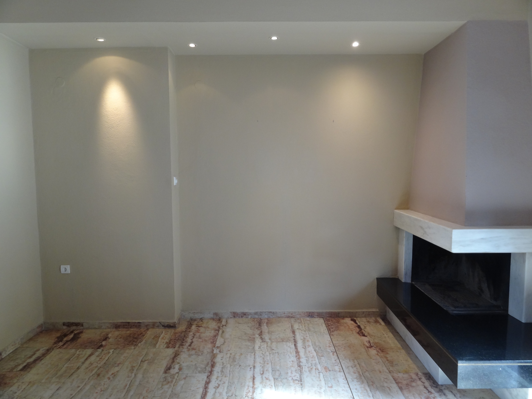 For rent bright 2 bedrooms apartment of 90 sq m., 1st floor, within the settlement of Kastro in Ioannina
