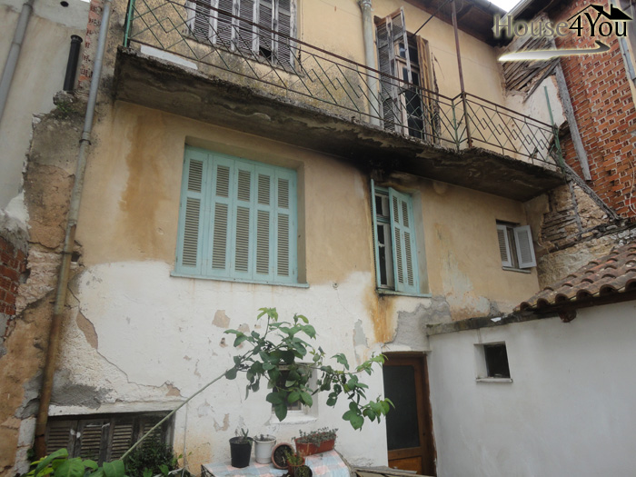 Detached house with a total area of 245sqm. on a plot of 191 sqm in Kastro in Ioannina