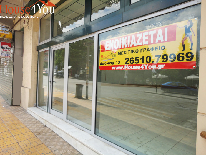 Ενοικιάζεται επαγγελματικός χώρος μεγάλης προβολής στην Πλατεία Δημοκρατίας 2 στα Γιάννενα