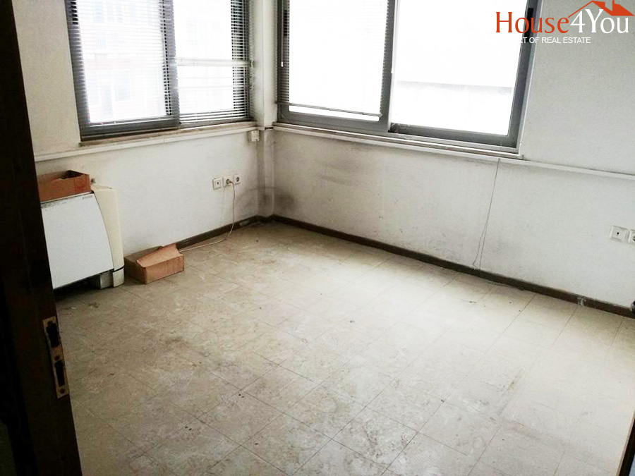 Ενοικιάζεται επαγγελματικός χώρος 85.10 τμ. 3ου ορόφου  στο Κέντρο των Ιωαννίνων.